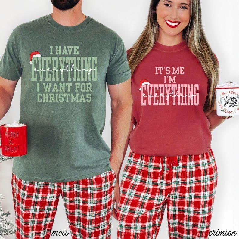 Comfort Colors „Ich habe alles, was ich mir zu Weihnachten wünsche“-T-Shirt, lustiges Partner-Weihnachts-T-Shirt für Paare, passende Weihnachtsfeier-Shirts 