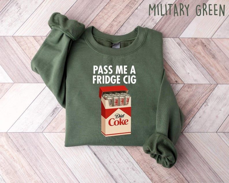 „Just a Fridge Cigg Diet Coke“-Sweatshirt, Sarkastisches Meme-Shirt, „Gib mir eine Diet Coke“-Shirt, Shirt für emotionale Cola-Liebhaber, süßes lustiges Shirt 