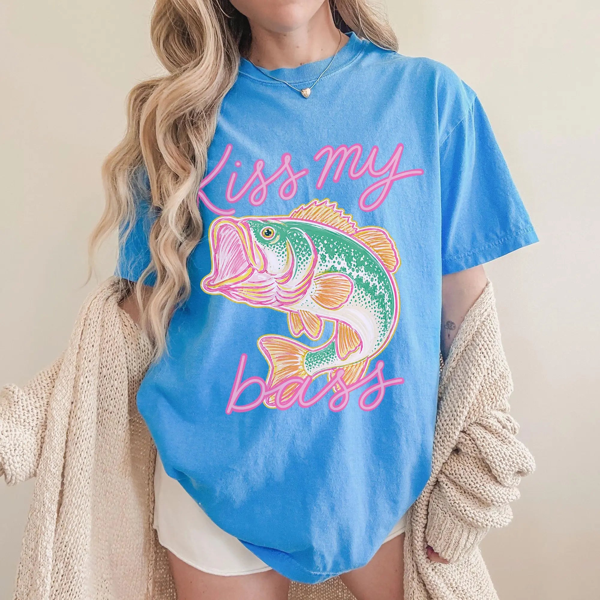 Preppy "Kiss My Bass" Graphic T-Shirt, Retro Bass Fishing Beach Tee for Women, Cute Lake Life Summer Shirt